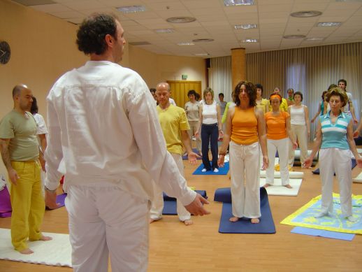 Práctica Hatha Yoga línea Unitiva a cargo de APAYI 1